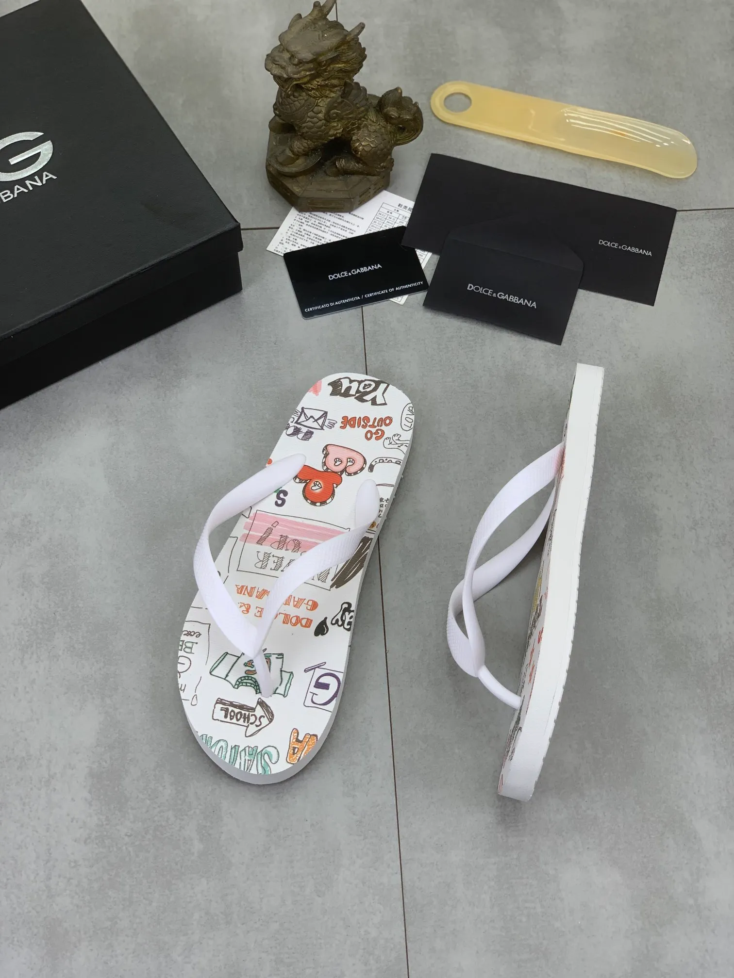 Men's Men's Shoes💰P220💰[New Style]🆘[DG]Official Website Couple🧑‍🤝‍🧑Hot-selling Dolce & Gabbana Men's Flip-Flops are on sale at the counter simultaneously! Original fabric imported from Italy. Original bottom provided by the original factory. Size: Adult 36-45. Children’s size: 30-37. Multiple colors available.